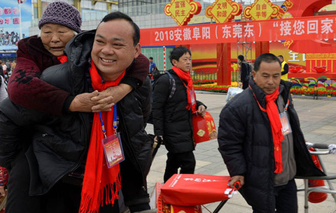 春運故事：背著(zhù)母親回鄉過(guò)年