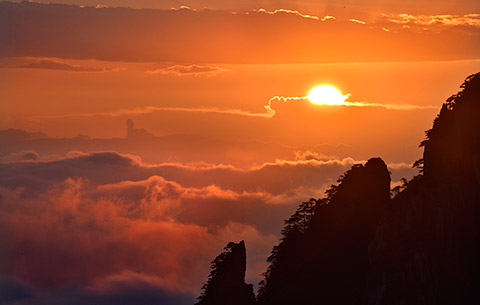 安徽黃山：秋日云海披霞光