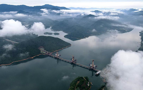 池黃鐵路太平湖特大橋第一個(gè)主塔封頂