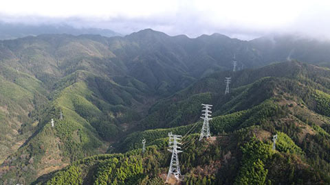 在大山里架起電力“天路”